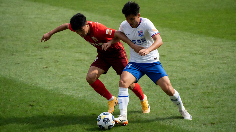 足球比赛中球员在绿茵场上争夺球权的画面